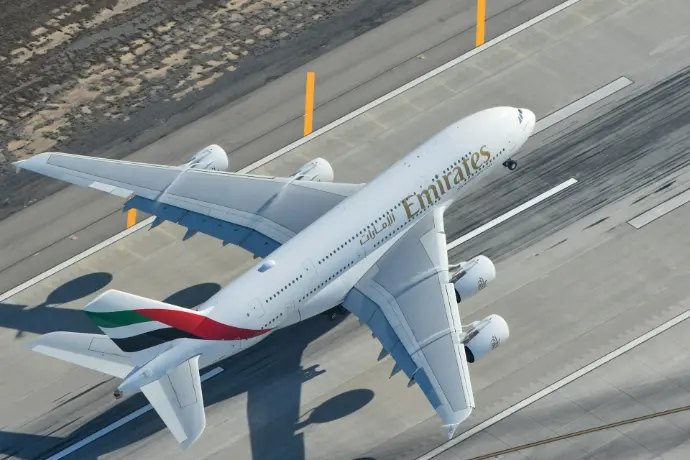 un grand avion de passagers assis sur un tarmac d'aéroport